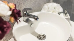 Yllättävä kosmetiikkatuote luokitellaan vaaralliseksi jätteeksi – ei saa joutua viemäriin