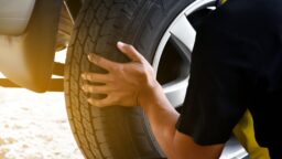 Harkitsetko käytettyjen renkaiden ostamista? Vakuutusyhtiö varoittaa salakavalasta riskistä