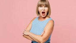 Koiranulkoiluttajalle raivostuminen koitui kalliiksi suomalaisnaiselle Floridassa – karkotus uhkaa