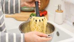 Löytyykö sinulta tämä pastakauha? Lopeta käyttö heti