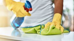 ”Kloriitti ei kuulu kotisiivoukseen” –ammattisiivoojat varoittavat liiallisesta kemikaalien käytöstä