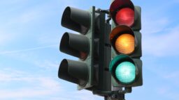 Virhe, jonka moni autoilija tekee liikennevaloissa