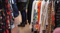 Kirpputori kielsi tiettyjen vaatteiden myynnin – someraivo ratkesi