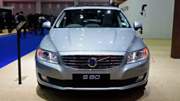 Harmaa Volvo S80 seisoo keskellä tekojärveä – oudolle tapaukselle löytyi selitys