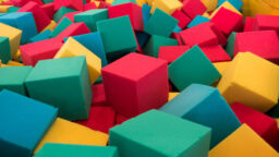 Lapset törmäsivät toisiinsa vaahtomuovimeressä – toinen lapsista sairaalaan