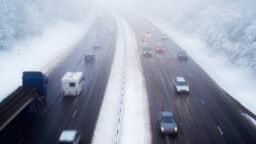 Varaudu huomenna huonoon ajokeliin – eteläänkin luvassa lunta