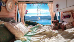 Emma asuu puolisonsa kanssa retkeilyautossa – “On tärkeää, että se tuntuu ja näyttää kodilta”