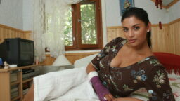 ”Eräs juontajalupaus pilkkasi mua olan takaa” – Jasmin Vähäkangas syyttää Vappu Pimiää kiusaamisesta