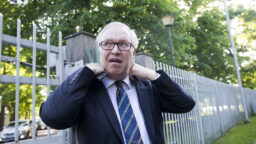 Kelan tuensaajien nimiä julkisuuteen vaatinut kokoomuspoliitikko erotettiin