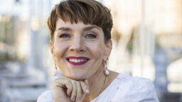 Maria Veitola yökyläilee jälleen – katso, kenen luona vieraillaan tulevalla juhlakaudella