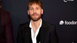 ”Ihan muina käärmeenlumoajina” – JVG:n Jare Brandin Linnan juhlien asuvalinta huvittaa