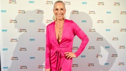 Nanna Karalahden railakkaat synttärijuhlat –tanssi äitinsä kanssa pöydällä