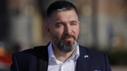 ”Millaisia oikeuksia koirankakkaan astuvalla tulisi olla koirasi suhteen?” – Tere Sammallahti kehottaa rakettien vastustajia pohdiskeluun