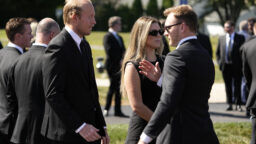 ”Mielipuolinen mekko” – Patrik Laineen vaimon läpikuultava asu kohahduttaa