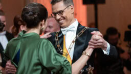 Setan puheenjohtajan Linnan juhlien asu on nimeltään ”pyhä alapää”