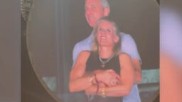 ”Se pilasi elämäni” – Coldplayn konsertissa pettämiskohun keskelle joutunut Kristin Cabot kertoo, mitä hänelle kuuluu nyt