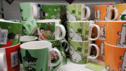 Rakkautta juhlistetaan väkivallan keinoin? –Uuden muumimukin kuvitus kummastuttaa