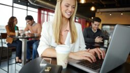 Etätyön tekijät suututtavat kahviloissa