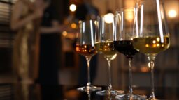 Viinin ja siiderin hinta kallistuu – vuodenvaihteessa tärähtää tuplaveronkorotus