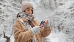 Älä anna pakkasen pilata puhelinta – katso vinkit, joilla kännykkä pysyy toimintakuntoisena