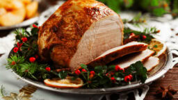Joulukinkun voi pilata jo ennen paistamista – tiedätkö, kuinka kinkku käsitellään oikein?