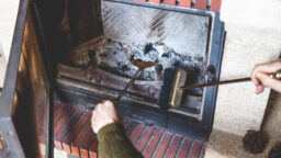 Yllättävä niksi helpottaa takan puhdistamista