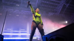 ”Siis liian kuuma” – Anna Abreun bikiniposeeraus sekoitti somen