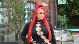 Alatyylistä solvaamista, transfobiaa ja lentäviä juomia – somejulkkisten realitykilpailusta tuli taistelutanner