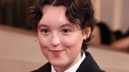 Ei mikään perinteinen pukulook – Bella Ramseyn gaalalookissa nähtiin erikoinen yksityiskohta