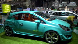 Mies toteutti vaimonsa toiveen ja osti tälle syntymäpäivälahjaksi auton – vaimo hajotti sen kirveellä atomeiksi