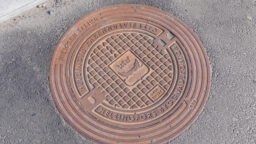 Kansalainen putosi kaivoon Senaatintorilla keskellä päivää – Helsingin kaupungin mukaan syyllinen on ”joku muu”