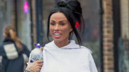 Kohukaunotar Katie Price erosi kuukausi sitten – nyt yhdeksäs kihlaus ja nimitatuoinnit uuden rakkaan kanssa