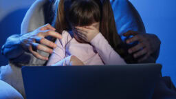 Tiesitkö, että puolet netin lasten hyväksikäyttöä esittävästä materiaalista on kaapattu vanhempien sosiaalisesta mediasta?