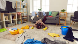 Sotku, tavarakasat, haju, vanhat huonekalut… Podetko sinäkin kotihäpeää?