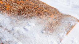 Älä pilaa mattoasi lumipesulla – asiantuntija antaa paremman vinkin