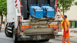 Nainen kuoli peruuttaneen jäteauton alle