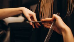 IL: Sanotko sinäkin näin kampaajan tuolissa? – Kaikkein yleisin pyyntö ärsyttää ammattilaisia