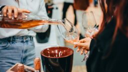 Oletko kuullut seeprajuomisesta? Alkon mukaan trendi yleistyy