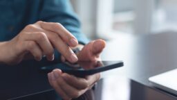 Tällaisia huijauksia suomalaisten puhelimiin nyt tulvii