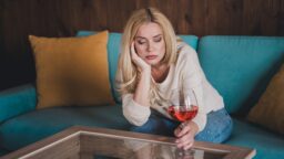 Tiesitkö, että tissuttelu näkyy naamasta? Näistä merkeistä juomisen huomaa