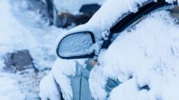 Moni autoilija jättää tärkeän asian tekemättä lumisateella: ”Voi aiheuttaa vakavia vaaratilanteita”