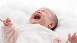 Kotihoitaja vaihtoi vauvan vaipan – isä löysi vauvan sängystä kasvot mustelmilla ja verisinä