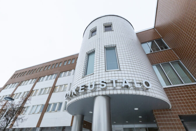 IL: Lisää rikosepäilyjä vauvansa betoniin paiskanneen isän taustalta – uhkasi tappaa poliisin