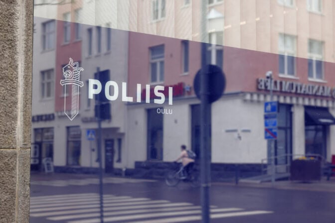 Vastasyntyneen lapsen lattiaan paiskannut isä syytteessä myös raiskauksesta