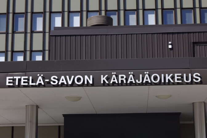 Mies meni ruuhkaiseen Prismaan teräaseen kanssa ja kävi satunnaisten uhrien kimppuun