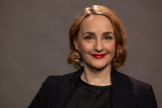 Sanna Stellan vitsailee ex-prinssi Andrew’n kohukuvalla – tässä hänen versionsa