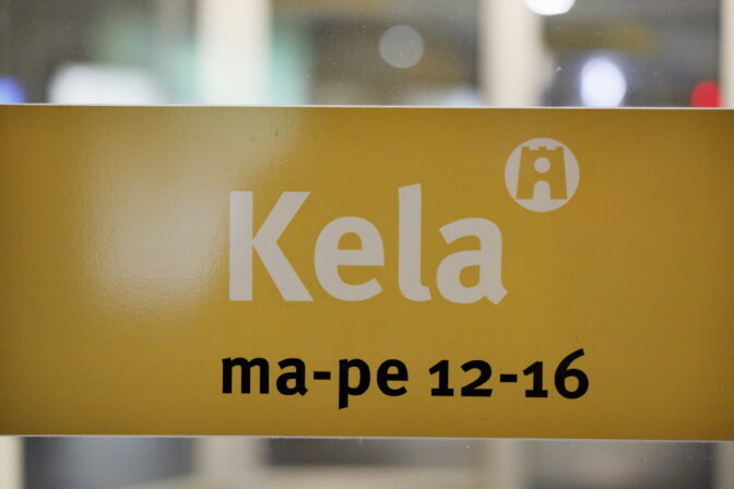 Kela: Mielitkö tukia? Koulun penkille, mars!