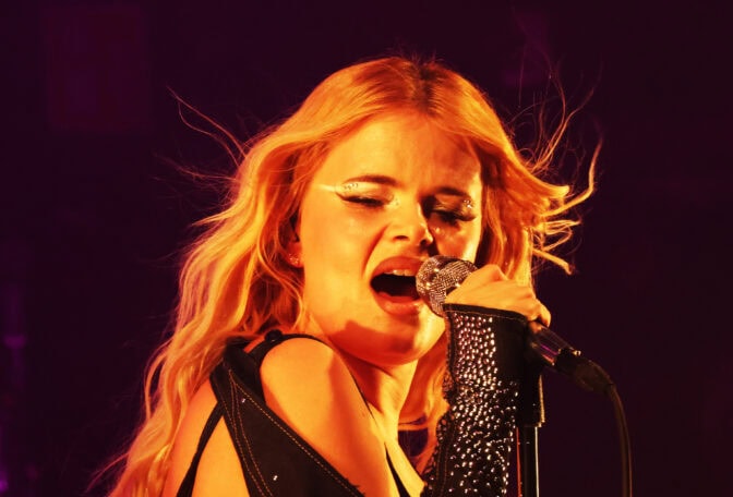 ”Kuuminta ja kauneinta ever!” – Erika Vikmanin UMK-asu sai kansan kohisemaan