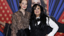 HS: ”Ihan saatanan noloa laulaa huonosti satapäisen avustajajoukon edessä” – Oona Airola kertoo Kaija Koon roolin olleen raskas