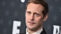 Alexander Skarsgårdin hillitön suomihahmo naurattaa Saturday Night Livessä